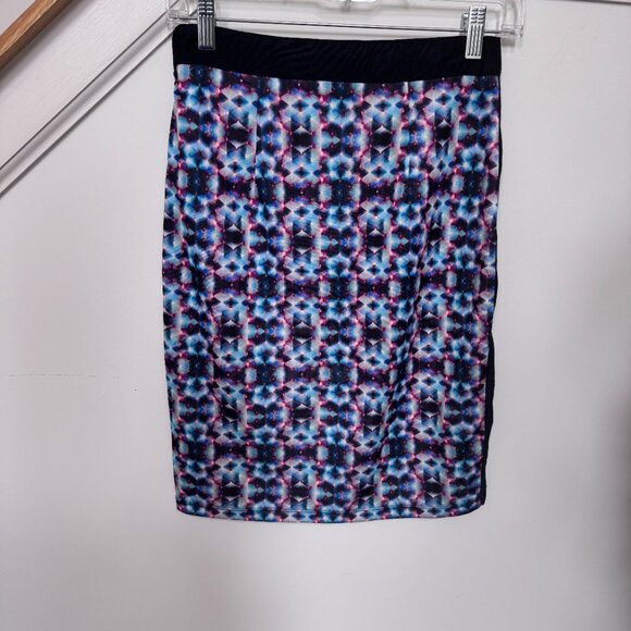 Elegant & Sexy Pencil Skirt with Dynamic Print - Picture 8 of 9